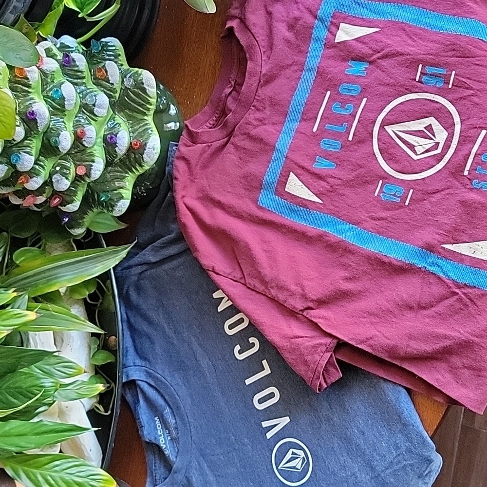 VOLCOM BUNDLE TSHIRT SZ MEDIUM